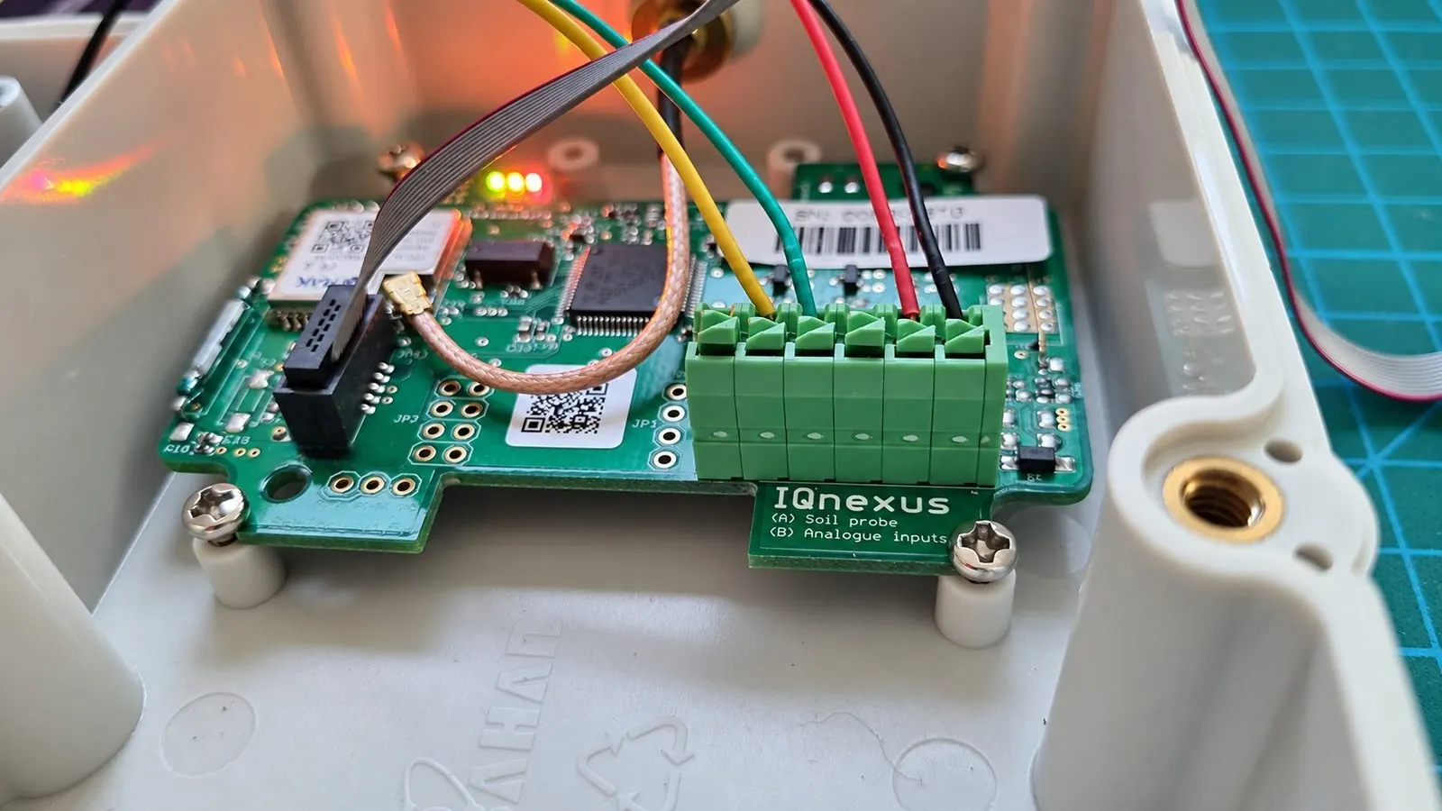 Electrónica base montada en caja con sonda de suelo