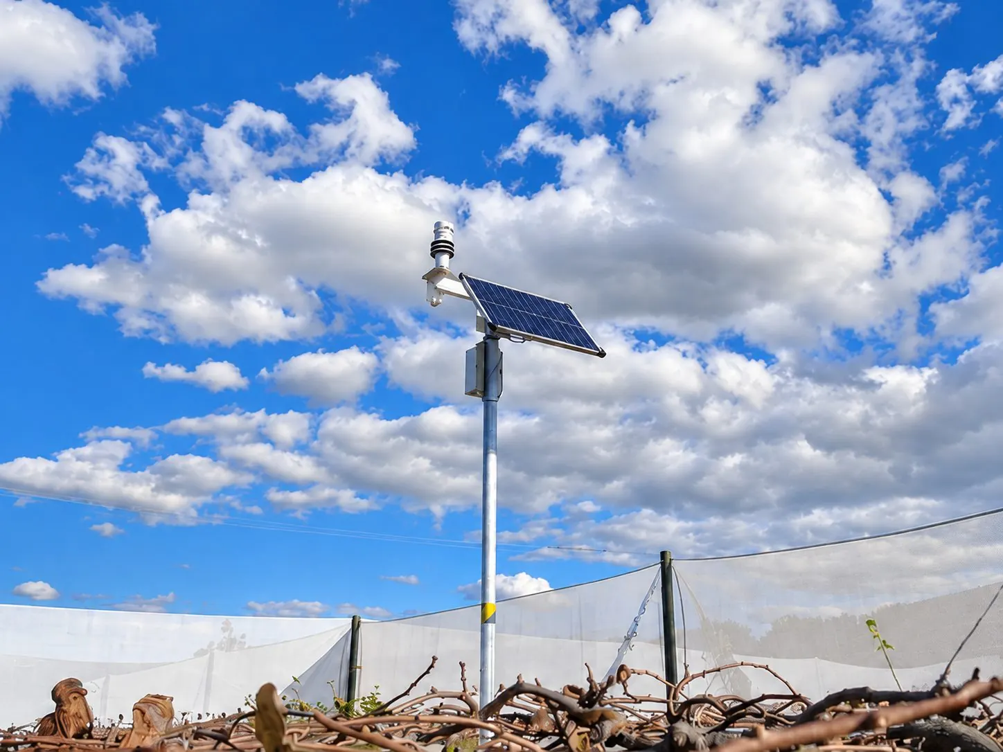 Estación meteorológica con panel solar en campo