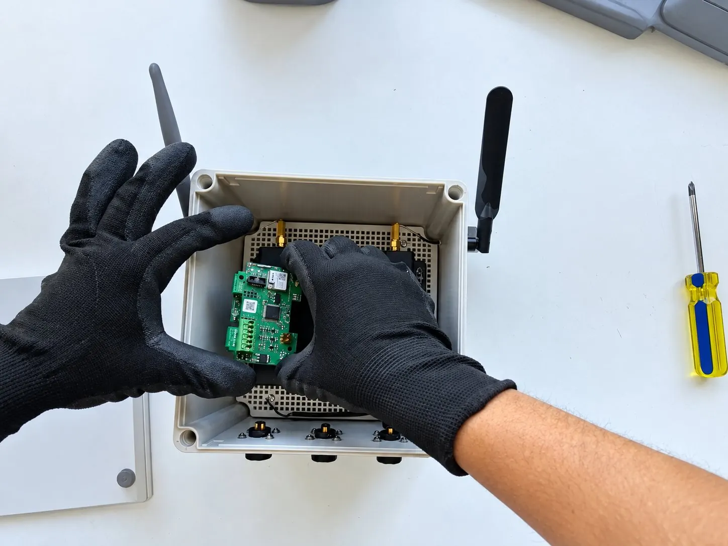 Montaje de un dispositivo IoT industrial: electrónica base en su caja