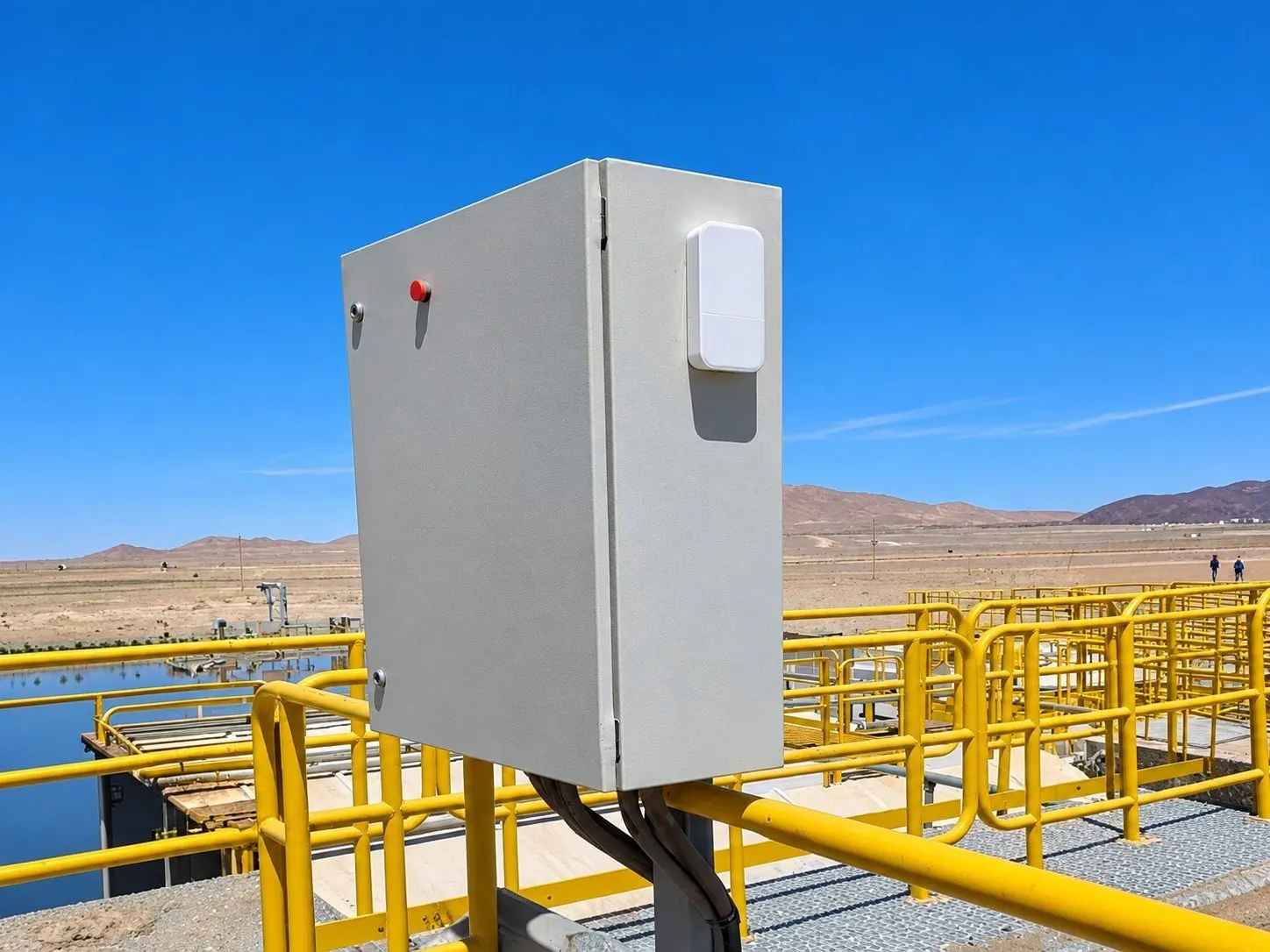 Gabinete con gateway en planta de agua en el desierto