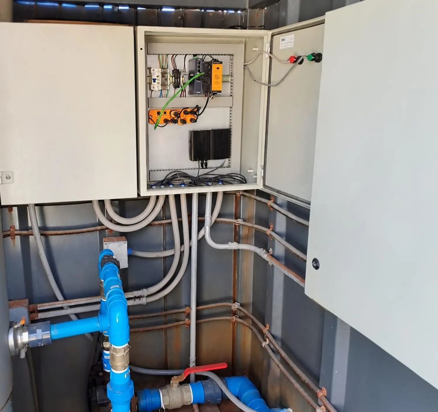 Gabinete con NBnano en contenedor de tratamiento de agua